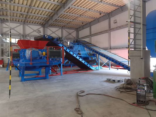 Navíos terminados Tamaño 3-10 cm Trituradora de neumáticos para reciclar residuos de metal y plástico